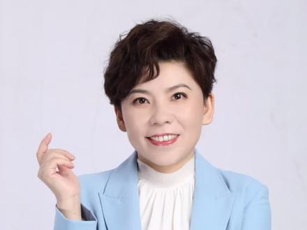 简单复盘了今晚的WTT新加坡大满贯陈梦VS 王曼昱这场女单决赛,恭喜陈梦WTT女单冠军。这场比赛我看得十分过瘾,是一场“耐心”和“决心”的比拼。陈梦和王曼昱都是实力超群,相持能力很强,后发制人的选手。我注意到陈梦穿上了她东京奥运会女单决赛的粉色短袖,这场比赛可以看出她对于胜利的渴望更加强烈,打得更加主动和坚决,在接发球上连连得分。而王曼昱极强的韧性,每分必争,触底反弹的能力和决心也是十分难得的。这场比赛也真的看得出中国乒乓女队相当“内卷”了。#亚萍姐的乒乓时间