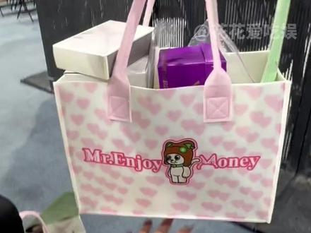 追星怎么可能追谁都一样#伴手礼#见面会 #演唱会 #宋威龙 #谭松韵 #易烊千玺