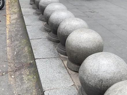 南昌的石球路障🚧有点夸张? #懂的人来讲讲 #石球路障 #城市街头随拍 #日常出行碎片 #走捷径到底有多爽