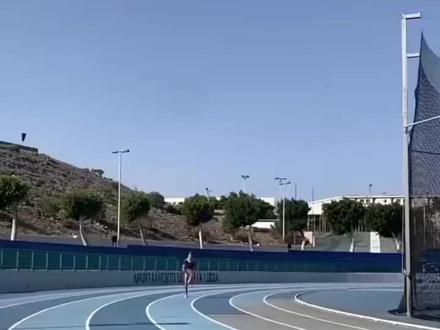 如果你想拥有这样的女朋友,就要付出比别人多百倍千倍的努力——凭什么被称为“全世界最性感的运动员”?艾丽卡·施密特,1998年出生德国,是德国的现役女子田径运动员:主攻短跑、中长跑。在2017年欧洲田径锦标赛的4×400米接力赛获得银牌,2019年欧洲田径锦标赛获得铜牌。2021年东京奥运会,施密特代表德国队出战女子4乘400米和男女混合4乘400米。2024年巴黎奥运会入选了参赛运动员名单,但最后因为身体原因,并未出场。。。175的身高,60公斤的体重,妥妥的顶级身材,加上欧洲人优秀的先天条件,让她在体型方面,有着几乎接近完美的比例。在商业价值方面更是不用说,性感健康的完美身材,简直就是运动品牌的“宠儿”,彪马等代言费,也是占了她收入的很大一部分…有的人真的是从出生那一刻要吃什么饭,就注定了~