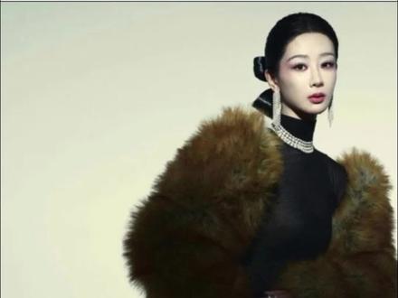 🔥杨紫解锁港版《VOGUE》2026开年刊!90后首位实体单人封,五大女刊满贯达成,女频第一实至名归!童星出道的她,从剧本挑她到她选剧本,时尚与演艺双赛道“突破”到底✨ 港版《VOGUE》作为亚洲国际时尚风向标,全球读者瞩目这次登封是APM为她助力的第六刊,一年半从《费加罗》到全大刊独宠,商业价值与时尚影响力直接拉满!封面复古明艳,服饰配饰细节满分,差点分不清是杨紫还是她演的李祯、白菊、董菊君~ 演戏她是认真的,《家业》《生命树》《玉兰花开君再来》一年三部大剧,扛起演员责任感;时尚她是惊艳的,永远在突破风格边界💃谁能不爱这种又有实力又敢突破的女王?#杨紫 #杨紫港版VOGUE封面 #女频第一杨紫 #演员杨紫 #永远做自己的女王