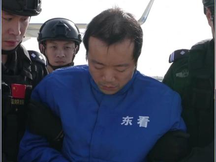 【#电诈集团头目陈志被押解回国 】#陈志被依法采取强制措施 1月7日,在柬埔寨有关部门支持配合下,公安部派出工作组,成功将重大跨境赌诈犯罪集团头目陈志(中国籍)从柬埔寨金边押解回国。(总台央视记者 陈昱)