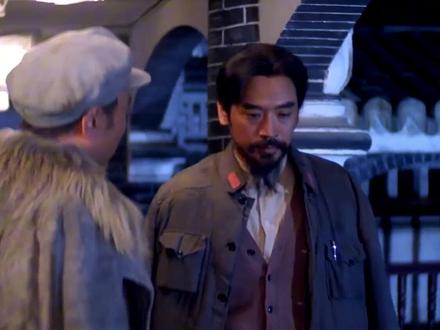 长征(1996)主演: 唐国强 / 李琳 / 马晓伟—05 导演: 翟俊杰
编剧: 王朝柱 / 黎汝清 / 翟俊杰
主演: 唐国强 / 李琳 / 马晓伟
类型: 剧情 / 历史 / 战争
制片国家/地区: 中国大陆
语言: 汉语普通话
上映日期: 1996(中国大陆)
片长: 194分钟
又名: The Long March
IMDb: tt9501826
豆瓣评分
7.7
2535人评价
5星27.0%
4星40.1%
3星26.7%
2星3.4%
1星2.9%
长征的剧情简介 · · · · · ·
1934年,江西中央苏区第五次反“围剿”失败。为保存实力,中央红军被迫进行战略转移。经过艰苦的战斗,红军突破了国民党军队的三道防线,兵临湘江。敌人利用天险加重兵力,设下第四道防线,红军处境险恶。当时的最高领导核心三人小组之一李德是共产国际派来的军事顾问。他不顾敌我双方力量的悬殊,一味要红军正面迎敌死拼。毛泽东在没有兵权、没有领导地位的情况下,分析了当前形势,提出避实就虚,甩掉敌人主力,到敌力量薄弱的贵州去,得到政治局多数成员的赞同。 1935年1月中共中央在贵州遵义召开了政治局扩大会议,结束了党内“左”倾冒险主义的错误路线,增选了毛泽东为政治局委员,确立了毛泽东、朱德、周恩来为领导核心。从此在毛泽东的正确判断和指挥下,红军四渡赤水,声东击西,运动敌人,顺利通过彝族地区,向北挺进。长征路上,红军强渡大渡河、爬雪山、过草地,克服了难以想象的困难。许多女同志克服了失去孩子等个人情感,同男同志一样经受住了考验,为革命作出了巨大的牺牲,成为了女英雄,像贺子珍、邓颖超、蔡畅、王彩秀等人。毛泽东率领红一方面军坚持北上抗日,抵制张国焘的右倾逃跑主义错误路线。经过两万五千里的长途跋涉,1936年10月10日红军三大主力终于在陕北山城堡胜利会师。 毛泽东伏案疾书:红军不怕远征难,万水千山只等闲。