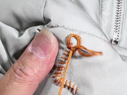 羽绒服挂破了,可以这样修补 #修补衣服破洞 #针线小妙招 #服装小技巧