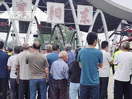 村民直接在高速路口拦收割机?湖北襄阳部分地区收割机缺口较大,过两天有雨!收割十分紧迫!#湖北 #襄阳 #小麦收割机 #小麦收割