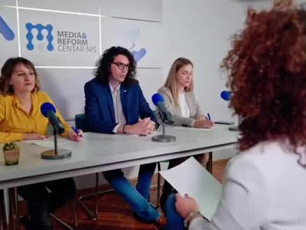 11月15日,国航、南航、东航三大航同步官宣了日本航线特殊处置方案:只要是出行日期在年底前、符合相关条件的赴日客票,都能免费退改,一分手续费都不收。
那日本航线在三大航司业务里占比高吗?对业绩影响大不大?给大家扒组2025年的权威数据:中日航线占三大航国际运力约十五个百分点,但占总运力仅两到三个百分点,算不上核心主力。而且2025年前三季度,三大航已经集体扭亏为盈,国航赚了18点70亿元,东航21点03亿元,南航23点07亿元,合计盈利达到六十二点八亿元,这可是连续亏损五年后的重大突破。虽然这次退改预计三家合计要承担近亿元损失,但对比整体盈利,就像给盈利“减了点零花”,完全扛得住。
更关键的是,三大航的国际业务早就不是“单靠日本一条腿走路”了。2025年前三季度,三大航国际航线旅客周转量均同比大增。国航持续加密欧美航线,东航还开通了上海浦东到布宜诺斯艾利斯的超长航线,南航则重点加码澳新航线,。简单说,日本航线只是它们国际业务里的一小块蛋糕,就算这块蛋糕暂时不吃,还有其他更火的航线撑着,业绩基本稳得住。
最后大家最关心的:赴日旅游降温,哪些地方要迎来旅游热潮?答案很明确——国内冬季游目的地和东南亚国家要“接棒”了!
先看国内,这波转移需求来得特别猛。携程平台数据显示,退改政策出台后48小时内,国内滑雪场预订量直接暴涨二百三十个百分点,漠河、腾冲的冬季旅游套餐销量都翻了倍。原本计划去日本的游客中,超过六十个百分点都改选了国内游:想玩雪的,哈尔滨、长白山、新疆阿勒泰的雪景一点不输北海道,而且今年东航还加大了哈尔滨的运力投放,航线客座率经常超九十三个百分点。
再看国外,东南亚国家凭借宽松的签证政策和成熟的旅游配套,已经做好了承接准备。数据显示,2025年前三季度,马来西亚接待中国游客量同比大增三十五个百分点,越南更是暴涨四十四点三个百分点,这些地方的海滩、美食正等着大家打卡。而且东南亚航线现在是航司的“新发力点”,后续还会加密航班,出行更便捷。
最后给大家来点客观的投资建议,仅供参考不构成投资指导:首先看航司股,日本航线占比低、业绩有盈利支撑、还在拓展新兴国际航线,短期波动不改长期复苏趋势;其次看旅游股,国内冰雪旅游、避寒旅游相关的标的,还有东南亚旅游产业链,会直接受益于需求转移,值得重点留意。
#日本航线 #日本旅游 #赴日机票价格一夜大跌 #财经干货