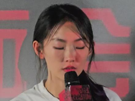 电影《涉过愤怒的海》映后见面会,主演周依然回想起刚开始拍《涉过愤怒的海》的时候,最怕因为自己表现不好而被换掉
#涉过愤怒的海 #电影涉过愤怒的海 #周依然