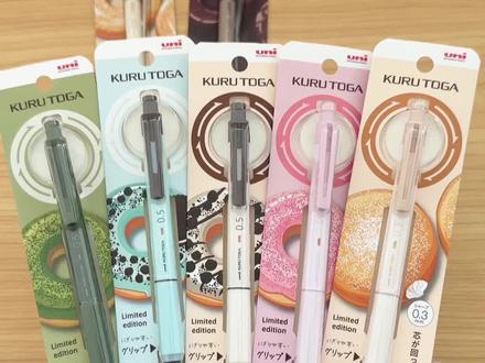 文具控的“美味”~ 限定甜甜圈主题三菱uni KURU TOGA自转自动铅
0.5巧克力薄荷,人气款,配色也是真的好看!
笔帽里带有橡皮!
Kuru toga KS系列,优化设计的弹性橡胶笔握,
形状向尖端逐渐变粗,即使长时间使用,手指位置也不会降低,书写时更易于握持,更稳定。
“Kuru toga Engine” 让书写时笔芯自动旋转并保持锋利,字符也不会变粗。
配备全新设计的引擎,可抑制书写时的模糊,减少笔尖模糊带来的压力,提高书写的舒适度。
还有0.5“饼干奶油”、同样漂亮的0.5“抹茶”、能波动人心弦的“草莓🍓牛奶”,还有KS 款首次推出铅芯0.3mm 的“鲜奶油”限量色!
两款限定uni a•gel SWITCH,“肉桂糖”和双巧克力”,真是感觉味道浓郁又满足呀。
除同Kuru toga KS配备了 “Kuru toga Engine"外,并配备了“Hold” 机构,通过旋转切换,
“Hold ”模式下,可停止书写时自动旋转的功能,
非常适合想要使用稳定笔尖书写的情况,例如快速书写时。
有颜值有“科技”的自动铅笔!
#文具安利 #文具 #学习用品 #学生党好物推荐 #手帐