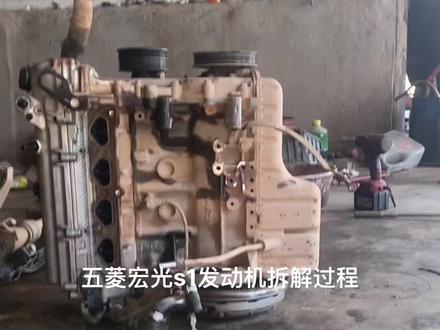 三分钟带你看五菱发动机拆解过程 修理多年车 只听过往发动机里撒糖 今天算是见识了