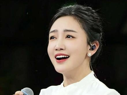 杨雯梓放歌瞿塘《苹果香》 索图大舞台,@杨雯梓6月1-2号周年庆典 大咖典 一首《苹果香》,全网播放量超十亿,今天有幸现场听到并拍下这精彩瞬间。#索图 #杨雯梓 #苹果香 #现场实拍#现场实拍