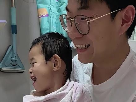 今天我来给苗苗洗头发,让舅妈休息休息。#我的乡村生活 #好物推荐🔥