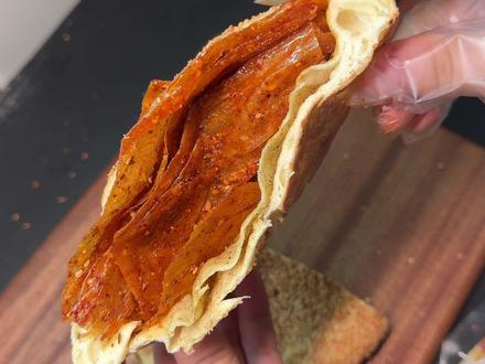 空气炸锅200度6分钟,烧饼就和刚烤出来的一样酥脆,再夹上辣条,是吃一次爱上一次的程度。#烧饼夹辣条#河南烧饼#河南特产 #烧饼的神仙吃法