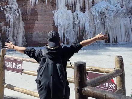 太行千仞立,郭亮一洞开!新春的万仙山,是勇往直前的奔赴,也是人间烟火的温暖!这个春节,来郭亮看绝壁开繁华,听马蹄踏新春#来郭亮过大年 #万仙胜景万仙山 #赴万仙山来一场南太行新年之旅 #在家乡灯会里感受地道年味 #全国年味巡游开始啦