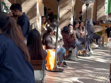 爆火的咖啡小店如何做到一直火? 一个小咖啡店带火一条街,更关键的是他们不是网红、不直播、不卖套餐、不上团购,开业一年多,随时都是满满当当的,他们是如何做到一直火的?#商业思维#纯利小五郎#昆明#昆明咖啡店#云南咖啡