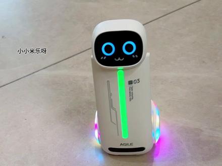 爸爸买的送餐机器人孩子开心的不得了 这一天可把机器人给忙坏了,一会儿送零食,一会儿送饮料可太有意思了!#礼物#送餐机器人#儿童玩具