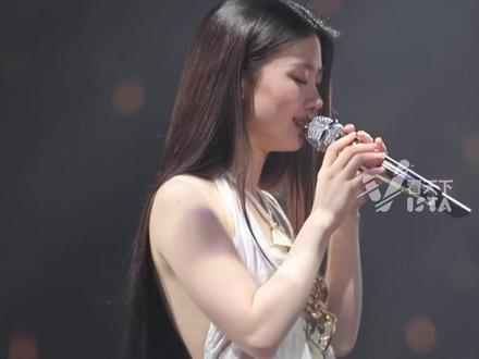 “天后预备役”单依纯因翻唱侵权“大反差”,被质疑出道五年,演唱会翻唱时长近1/3,华语乐坛为何陷入了“吃老本”怪圈?#单依纯 #华语乐坛陷入吃老本怪圈 #单依纯演唱会