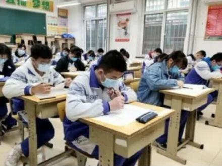 大家知道,现在中高考很多地方都实行电脑辅助阅卷。客观题由电脑自动阅卷评分完成;主观题划分区域后,由人工网上阅卷完成。电脑自动阅卷评分这块,必须注意的事项:一定要使用规定的2B铅笔,涂深 涂满 涂匀 不出界。电脑划分区域这块,必须注意事项:在规定的范围内填写,出界一概没用。另外还要注意: 主观题答题要用规定的考试中性笔,这样扫描出来的字迹啊才最清楚。试卷封线要注意,个人信息填好不要出线到封线内,有作弊之嫌。作答内容,要有分段条理,书写工整,简单提炼重要知识点。填哪道题的内容,要选择对应的序号,否则答案对也没有分。不要跟老师开玩笑,真的开不起。最后如果有同学无聊,涂涂这个小黑块。会有什么后果呢。扫描异常,没有答案。辛苦十几年,考试细节一定要重视。#中考 #高考#考试注意事项 #同城 #教育 #电脑阅卷