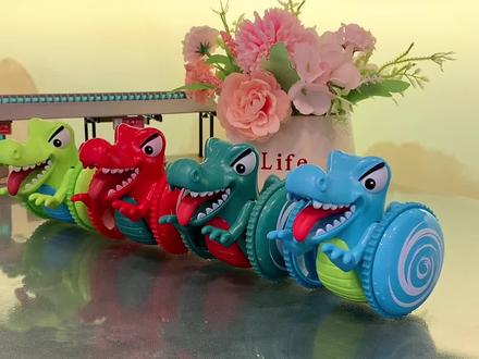 特技鳄鱼玩具,回力行驶,往后一拉就能跑,萌趣造型,还能特技旋转,真的可有意思了#鳄鱼玩具 #儿童玩具 #3到6岁儿童玩具