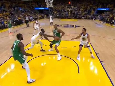 你最喜欢模仿谁的庆祝动作
#nba #凯尔特人 #勇士 #巴特勒 #热火