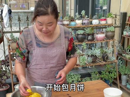 朋友们,家乡的莲子丰收了,莲子月饼你们吃过吗?我把多年做月饼的经验分享给大家看看@抖音小助手