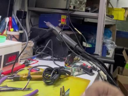 教大家修电源适配器。喜欢的关注一下吧。#电子厂 #设备维修 #电源适配器 #维修小技巧