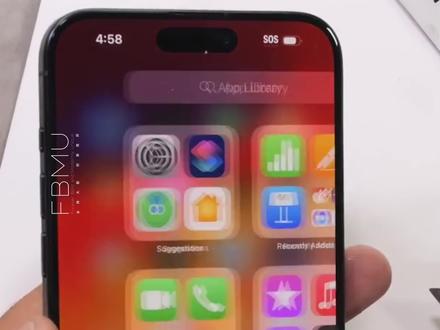 #iPhone15系列品控被吐槽 #iphone15pro后盖易碎 如果没记错的话,我们对苹果手机很脆弱的印象可以追溯到11年前的iPhone5,当时把它放在屁股后面的口袋里,稍微一坐可能就会给它压扁了。今天的iPhone 15 Pro Max居然也这么容易损坏,难怪苹果破天荒的大幅度降低了15 Pro系列的后盖更换费用,背面玻璃损坏的维修费用比iPhone 14 Pro Max便宜了足足2450元(3998元降为1548元),降价幅度达到60%。#iphone15后盖碎了 #iphone15更换后盖