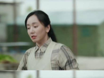 细节就是提起父亲时婉之率先想起的是亲生父亲,因为之前错信了男友导致养父差点被诬陷,认为对不起养父不敢再喊他父亲,自己不配成为他的孩子,更怕再给养父带来麻烦