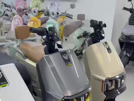 #绿源液冷电动车
智能上线 全新升级 绿源F25🛵
一款舒适、帅气的电动车🤩
TCS防侧滑、蓝牙App、骑行管家…
多种配置 有兴趣的快来各大门店选购吧🥳🥳
#每天一个用车知识