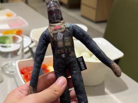 到店联名卡没有了,摇骰子,摇到6点说给个玩偶
原来是老鼠干#三角洲#三角洲行动 #海底捞三角洲