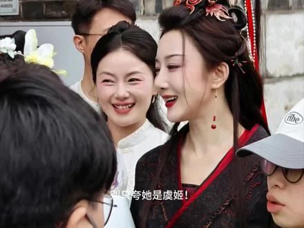 -别只夸她是虞姬!李依晓宿迁穿搭可盐可甜,私服比古装还绝 #李依晓 #宿迁 #何润东 #虞姬 #发量