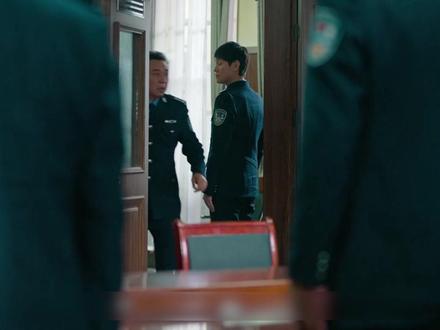 罚罪2 第5集:黑警传递消息偷走证据,大家喜欢点赞关注呀#罚罪2 #罚罪2兄弟反目 #黄景瑜打戏 #扫黑剧天花板 #DOU上热门