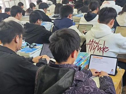 以教师视角沉浸式体验亲情学子AI学习日常。
教师布置,学生利用小鹿爱学AI智慧课堂汲取知识,老师通过教师端及时关注学生学习状态,及时获取学生学习信息,再加以讲解。课堂不再是一言堂,把学习还给学生,让孩子动起来才是正确的传播知识途径。 #北大新世纪亲情书院#ai教育启蒙 #学生学习方法 #课堂实录 初升高择校咨询