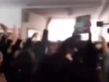 突发!伊朗女子学校摘下头巾,高呼:DC者去死,伊斯兰政权去死