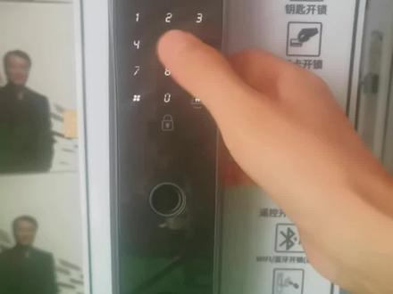 智能锁怎么录入指纹?全自动带屏门锁录入指纹。首先我们点亮屏幕先按*#。听到输入管理员信息,输入密码按#确认,进入菜单,根据显示屏显示按数字选择。
1管理员设置
2普通用户设置
3系统设置
4数据统计
录指纹,按1进入管理员设置
1录入
2删除
按1录入,听到输入编,按#键确认。听到请输入指纹密码或卡片。直接放手指,根据语音提示放5次手指,听到录入成功后,按*键返回,退出系统,指纹开门,听到已开锁,指纹录入成功。#门锁 #智能改变生活 #智能