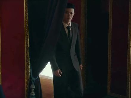 风与潮最新剧情误会升级,任嘉伦饰演的何贤,虽然被千夫所指,可他却藏着最滚烫的爱国心 #风与潮开播 #风与潮任嘉伦 #风与潮 #风与潮从难民到澳门王 #风与潮任嘉伦从难民到传奇