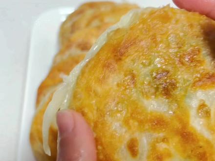 好吃的秘诀
• 萝卜丝必须挤干,不然煎的时候会出水烂皮。
• 白胡椒粉可以放一点,去萝卜腥,特别香。
• 全程中小火慢煎,外脆里嫩不夹生。#萝卜丝饼#萝卜丝酥饼 #冬天吃萝卜 #谁懂这一口的好吃程度