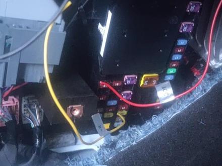 凯迪拉克XT5记录仪保险丝ACC和长电取电位置怎么拆