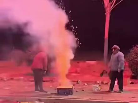 江苏,俩大妈为了捡个烟花纸箱,也是拼了。