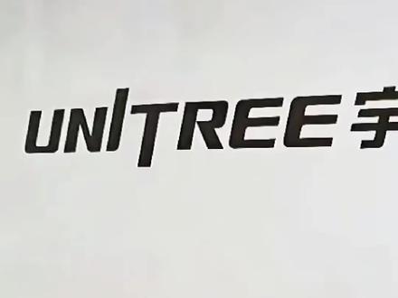 商场回应宇树全球首店开业:试营业期间有机器人体验。#宇树科技全球首店开业 12月29日,北京,不少网友晒出在北京一商场偶遇宇树科技门店的照片,引发热议。有网友更是直呼“想和机器人贴贴”。据悉,这家宇树科技全球首店,于12月25日开启试营业,12月31日将正式开业。查询相关内容发现,目前已有不少人线下体验宇树机器狗与G1人形机器人。#宇树科技 #机器人