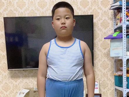 #一学就会 #姿势 #成长之路 #宝贝棒棒哒加油 #才艺展示 十二生肖,又叫属相,是中国与十二地支相配以人出生年份的十二种动物,包括鼠、牛、虎、兔、龙、蛇、马、羊、猴、鸡、狗、猪。
十二生肖的起源与动物崇拜有关,据湖北云梦睡虎地和甘肃天水放马滩出土的秦简可知,先秦时期即有比较完整的生肖系统存在,最早记载与现代相同的十二生肖的传世文献是东汉王充的《论衡》。
十二生肖是十二地支的形象化代表,即子(鼠)、丑(牛)、寅(虎)、卯(兔)、辰(龙)、巳(蛇)、午(马)、未(羊)、申(猴)、酉(鸡)、戌(狗)、亥(猪)。每一种生肖都有丰富的传说,并以此形成一种观念阐释系统,成为民间文化中的形象哲学,如婚配上的属相、庙会祈祷、本命年等。