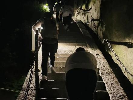 总要去爬一次华山吧 ,15300个台阶东西南北中五个峰 ,一步一个脚印 爬到生无可恋,待到山顶 你会发现“什么都释怀了”#山顶的风景总要去看看 #华山 #生活不止眼前的苟且还有诗和远方 #记录旅游足迹 #夜爬