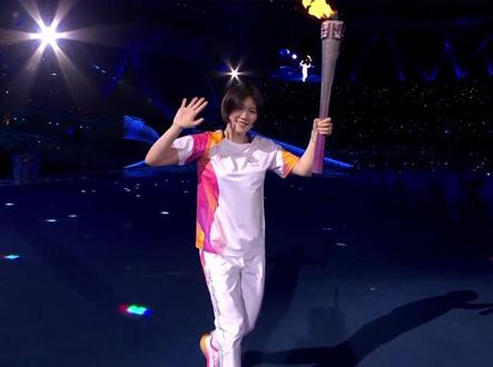 #杭州亚运会开幕式 火炬传递仪式,最后6位火炬手亮相!#我为亚运打call #叶诗文 #樊振东 #徐梦桃