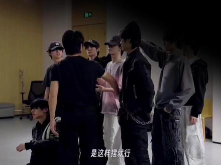 这两天看很多平台的同担都在发表一些关于王橹杰真心的言论 于是昨晚我连夜把橹穆从北京到三亚的时间线剪出来了 希望大家能根据客观真实的时间线去推测橹穆的感情状态而不是跟着时代峰峻的物料策划去推测 #橹穆 #lm #时代峰峻 #物料