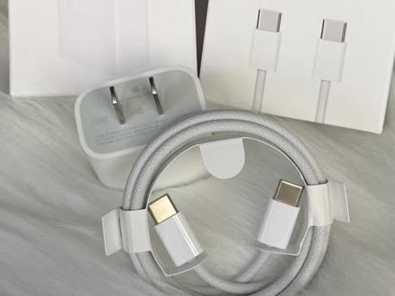 iPhone17充电头的选择40W还是30W或者20W
呢
随着iPhone17的发布,电池容量也有所增强。官网诉说的搭配40W的充电头可以实现20分钟。充50%的电量。但实际上官网标明的是0~50%之间的电量才可以达到这个巅峰充电数值40W。过了50%之后的充电速度就没那么快了实际速度大概在30w左右。
对于充电头的选择如果是3点1线上班、上学,固定工作。那么苹果20W/30W 是完全够用的。如果是出差人群或者是多场景应用,可以选择这个官网的40W,因为你的电量可能随时告急,一杯咖啡的功夫就可以充到50%,让你去应对下一个场景或者是下一个地点完全够用!
提示:第一次入手iPhone手机的宝宝们一定要提前入手一个充电头,因为苹果一直没有赠送苹果充电头的,避免收到货的时候没有充电头电量告急比较尴尬#苹果17 #iPhone17 #iphone17promax #好物推荐🔥 #实拍原视频