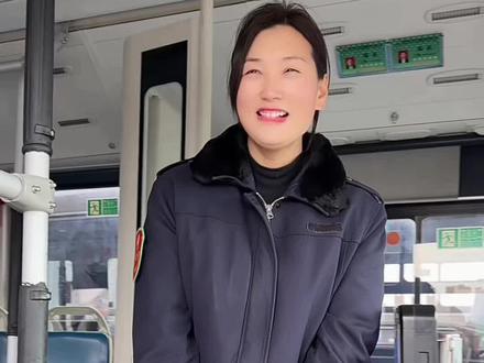 祝所有支持的朋友们新年快乐,万事如意!#拜年 #用抖音记录人生 #公交车司机