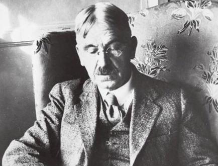 新传名解打卡 | 约翰·杜威 杜威是美国著名哲学家、教育家,以倡导实用主义哲学而著称,是芝加哥学派的代表人物之一。他的著作众多,有《哲学之改造》、《民主与教育》等。杜威的主要思想有:
(1)提倡的实用主义精神,即“把所有的思想和判读都作为待定的结论,然后用经验的方法在实践中加以检验,根据结果是否符合我们的预测来判断其合理性,通过不断试错,人们总会找到关于一个问题的正确答案”,摆脱了以内省思考为主的研究风格,转而用实际调查说话,用经验结果检验理论假设;
(2)对本能心理学的“刺激—反应”模式表示怀疑,认为人的反应过程应该是“刺激—解释—反应”,认为个体对于刺激的解释也会影响其反应,强调人对意义的解释的重要性。
(3)在关于民主的讨论中,强调传播活动对于民主的重要意义,民主只存在于传播与交流中,依靠协商和同意,传播就是参与一个共同的世界,通过传播达成共识。社会和民主不仅是由于传播而存在的,他们就存在于传播中,传播使我们产生联系和共识,它就是民主本身。
(4)杜威对媒介技术发展对社会的促进作用表示乐观,相信现代技术使我们有机会增进社会成员的相互理解,提高了个人素质和政治参与意识,但回避了将19世纪末以来大众报纸带来的低俗之风和对现代媒体理想化的构想放在一起。
(5)提出教育大众对媒介内容以及自己如何使用媒介内容进行批判性思考,媒介的职能就是“使公众对公众利益感兴趣”,报纸应该成为公共教育和公共辩论的工具,并针对重大问题组织一些讨论。
(英文版见下篇)
#新传考研 #新传名词解释 #考研打卡 #无痛学习