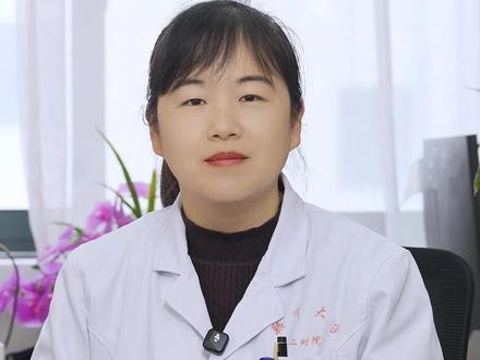 发烧伴以下三条中的一条,要紧急送医,警惕脑炎:①头痛、剧烈呕吐;②单侧肢体无力或抽搐;③精神萎靡、意识错乱、言语错乱等。#医学科普 #发热 #脑炎 #头痛