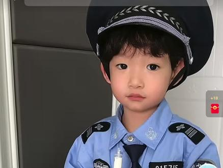 小朋友吃糖果的搞笑视频 小朋友宝宝都爱看的搞笑视频 小朋友都爱看#3到6岁儿童益智早教动画 #亲子互动 #奥特曼儿童动画片 #儿童视频 #儿童动画 吃糖果的小朋友搞笑视频