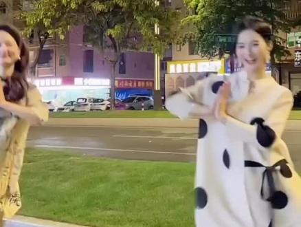 谁懂啊!禅者行脚配这条裙子,清冷感拉满,仙气直接焊在身 上,走 路都像在修行 #禅者行脚 #清冷佛子 #跳跃不是罪过 #弹簧裙 #抽象
