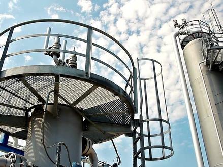 两艘油轮通过海峡背后,是印度独特的外交平衡术